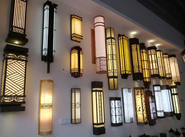 壁灯：光影交织的空间叙事者